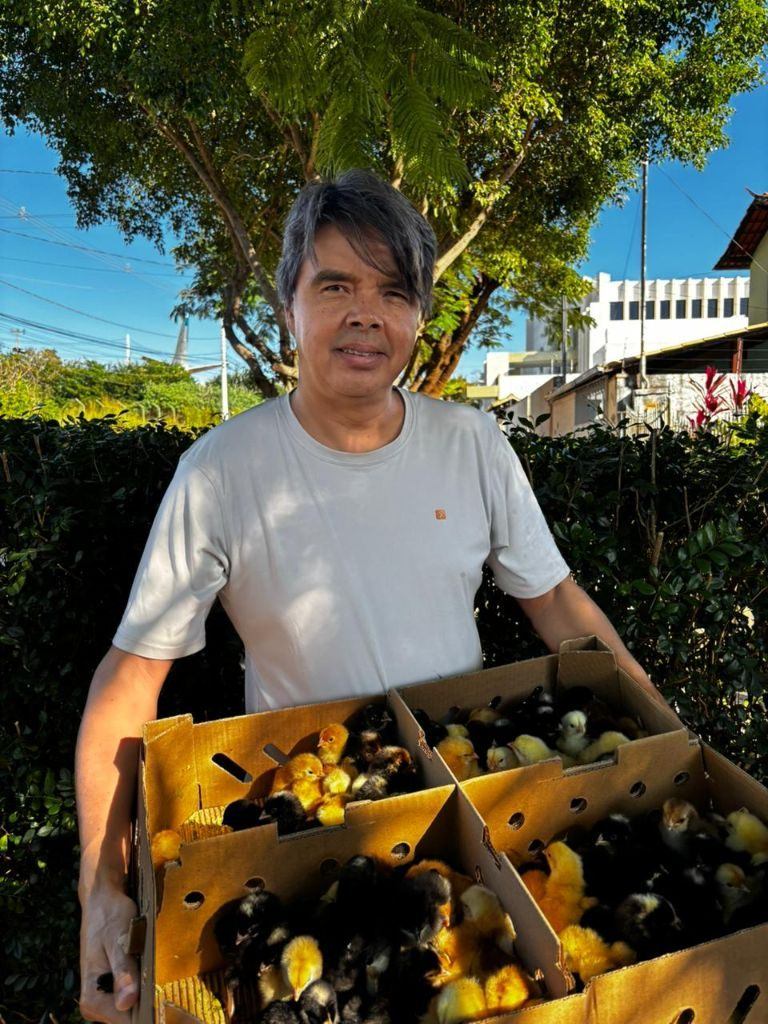 Zé feliz com pintinhos
